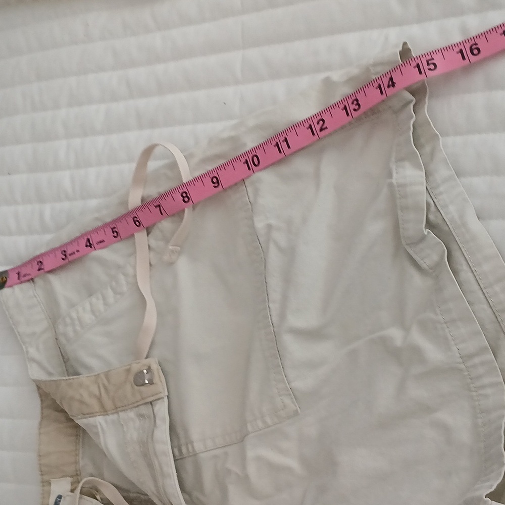 Old Navy Women's Cream Shorts - Picture 5 of 5